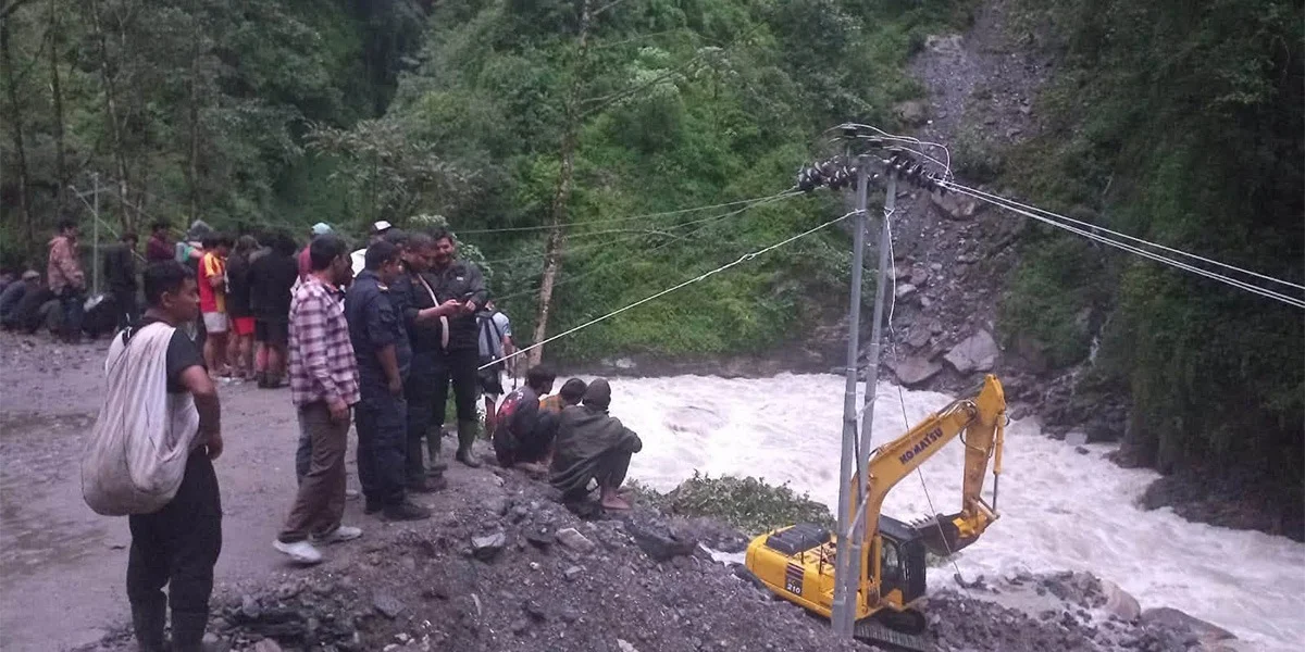 सोलुखुम्बुमा पहिरोका कारण दुई वडा कार्यालय जोखिममा, ११ परिवार विस्थापित   