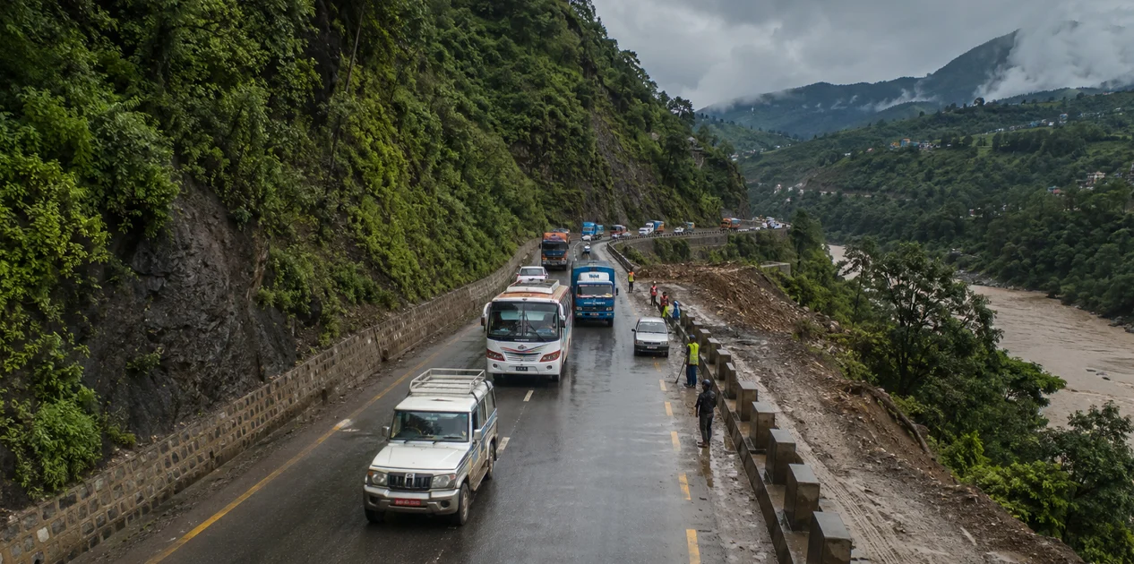 बाढीग्रस्त क्षेत्रमा अलपत्र यात्रुको उद्धार गर्न निःशुल्क यातायात सेवा