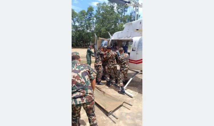 भोटेकोशी बाढीः सेनाको हेलिकप्टरद्वारा १२ जना बाढीपीडितको उद्धार