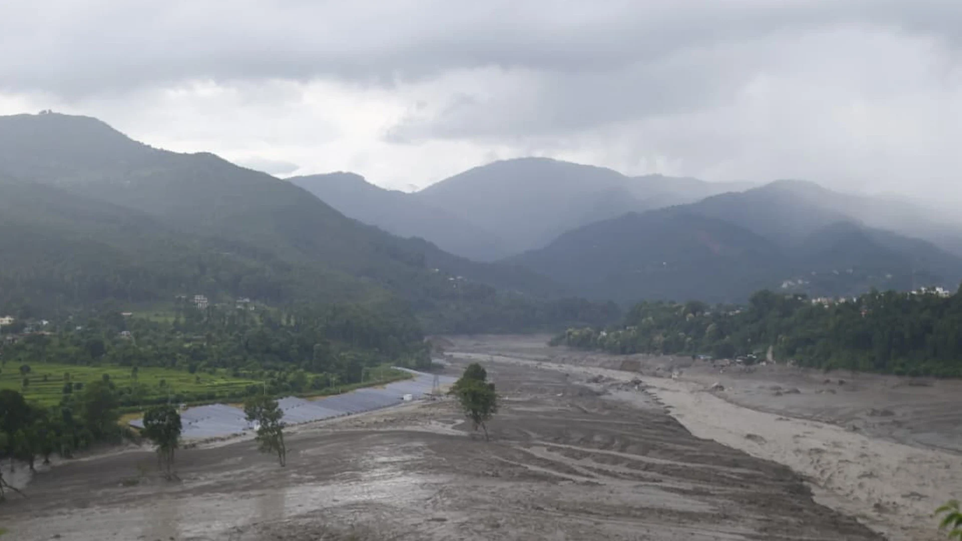 त्रिशूली र नारायणी नदी किनारमा शव खोज्ने काम निरन्तर : ६४ शव भेटिए