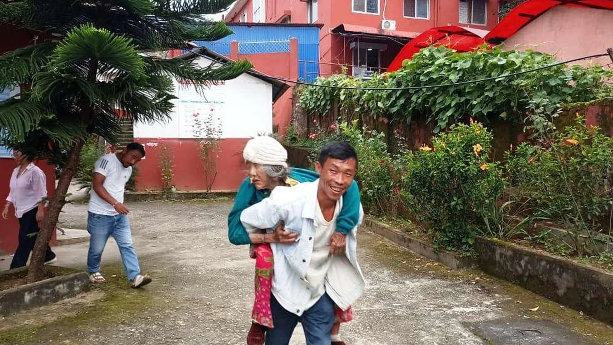 ‘दश मिनेटमा गाउँपालिका पुगिन्छ, ९४ वर्षकी आमा लिएर सदरमुकाम आउनुपर्यो’