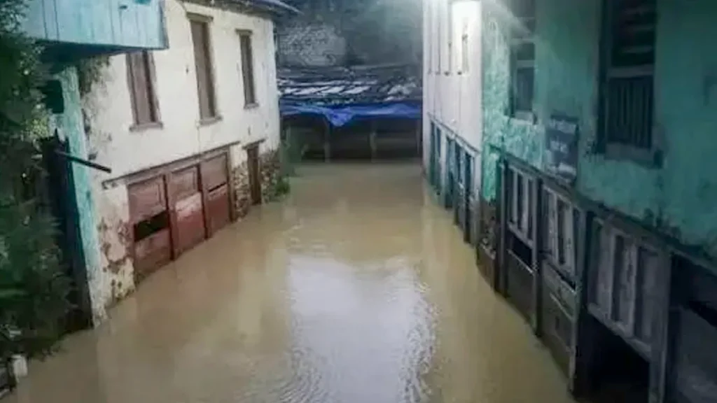 बर्दियामा वर्षाले तीन घरमा क्षति