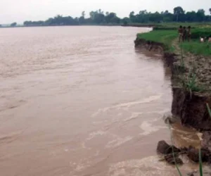 लालबकैया नदीमा आएको बाढीले मौलापुरको तटबन्ध जोखिममा