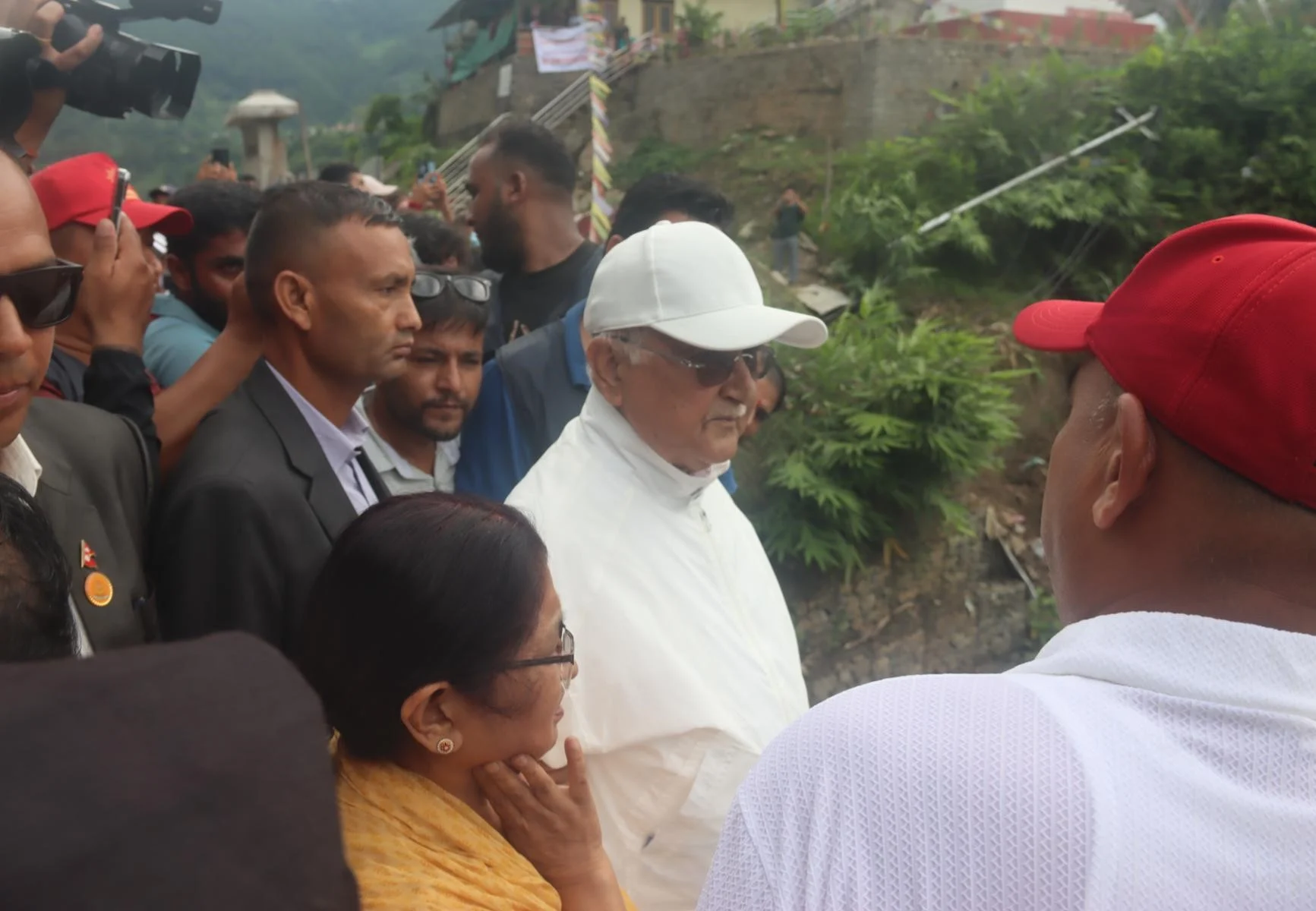 एमाले अध्यक्ष ओली बाढी प्रभावित क्षेत्रमा