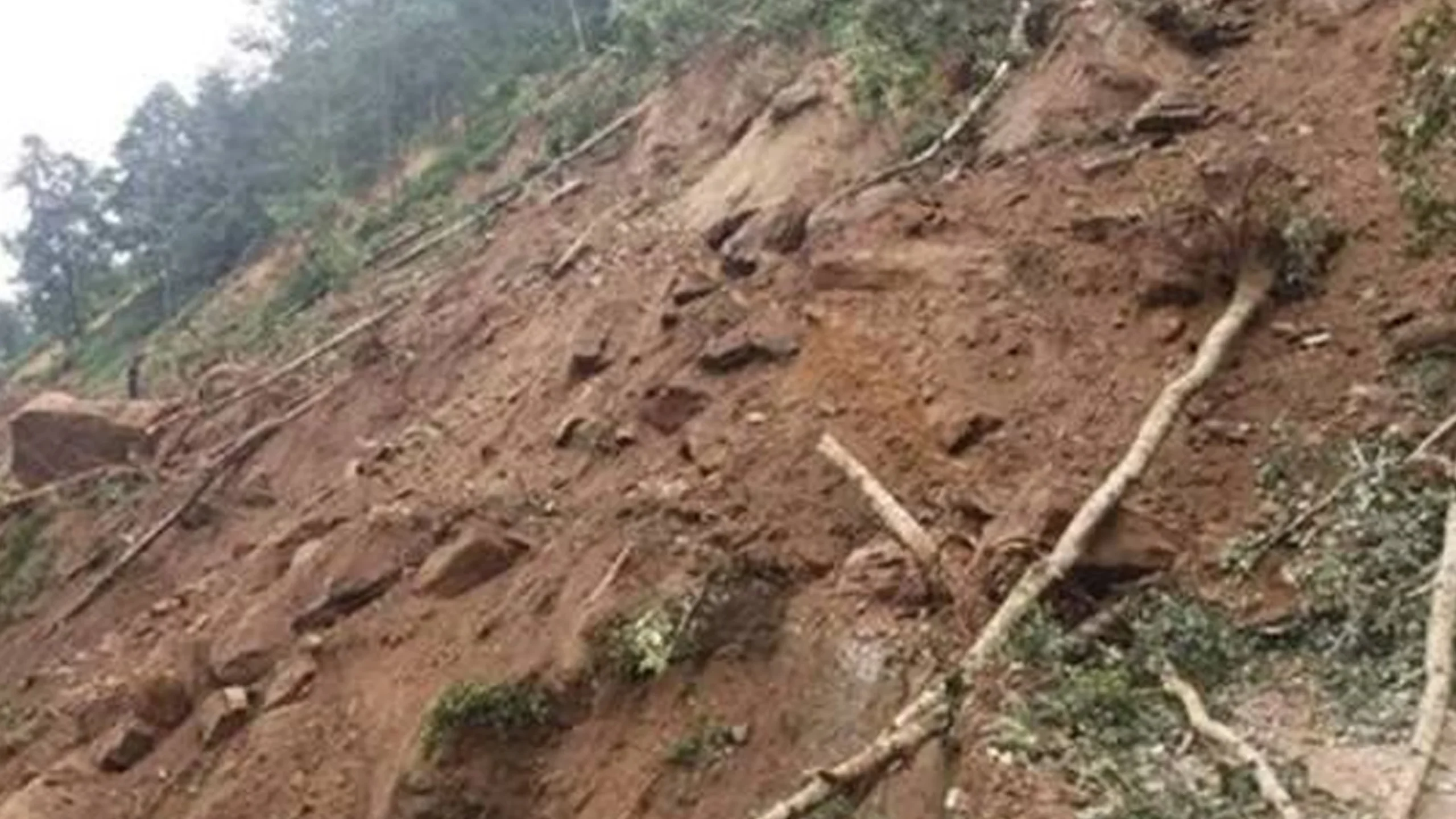 पहिरो खस्दा महाकाली राजमार्ग अवरुद्ध