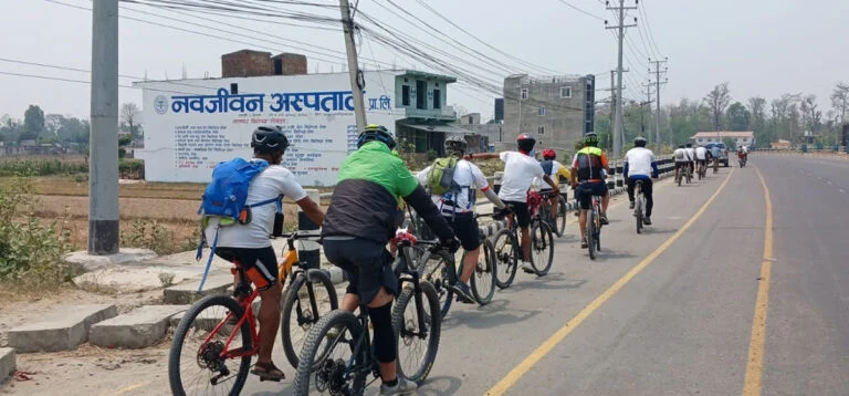 आन्तरिक पर्यटन प्रवर्द्धन गर्दै हेटौँडाका साइकल यात्री लमजुङमा