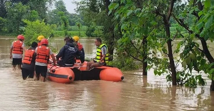 दोधारा चाँदनीमा चौध परिवारको सामान सुरक्षित स्थानमा सारियो