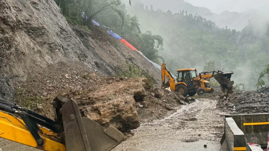 काठमाडौँ तथा भरतपुर जाने खण्डमा पहिरोः यातायात प्रभावित