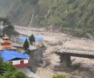 कालीगण्डकीले पोखरेबगरको पुल बगायो