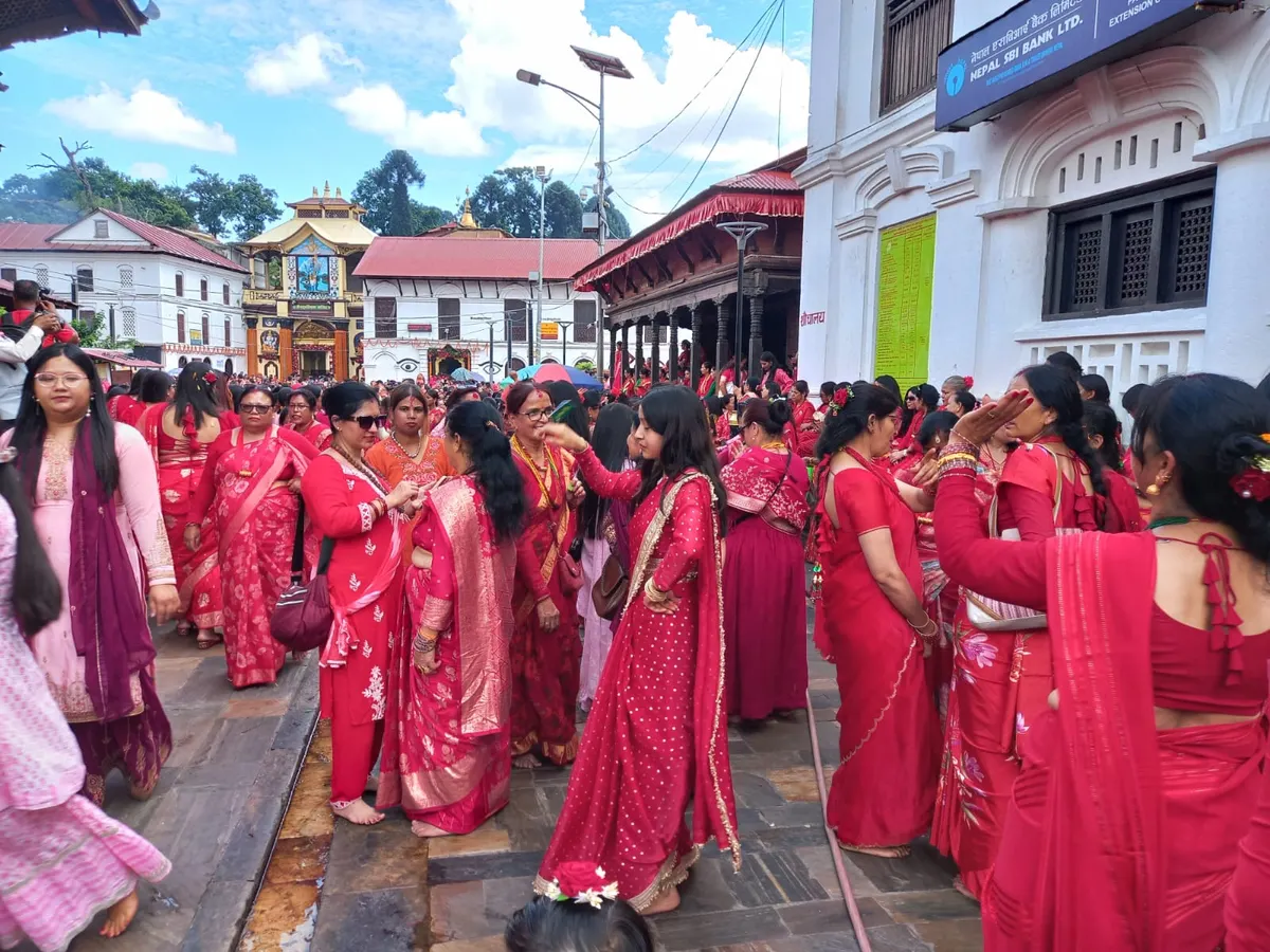 तीज : पशुपतिनाथमा बिहान १० बजेपछि बढे महिला दर्शनार्थी