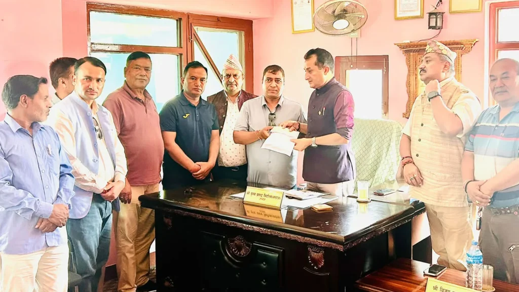 बाढी प्रभावितका लागि नेपाल इन्भेष्टमेन्ट एण्ड यातायात कल्याणद्वारा रु १ लाख ११ हजार १११ सहयोग