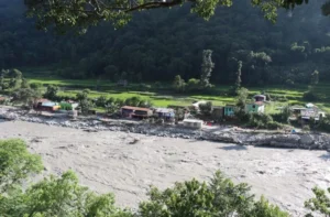 सडक अवरुद्ध  : स्याउको चिन्तामा मुस्ताङका किसान