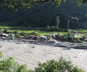 सडक अवरुद्ध  : स्याउको चिन्तामा मुस्ताङका किसान