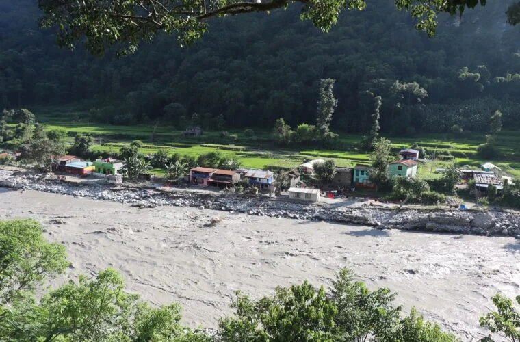 सडक अवरुद्ध  : स्याउको चिन्तामा मुस्ताङका किसान