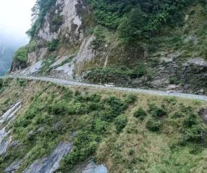 वर्षाले अवरुद्ध जोमसोम–कोरला सडक सञ्चालन