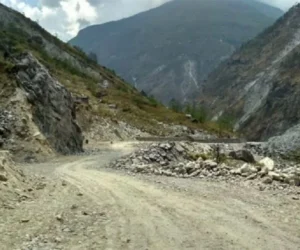 छ दिनदेखि अवरुद्ध बेँसीसहर–चामे सडक सञ्चालनमा