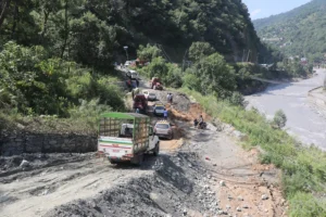 भसभसेमा सडक भासिदा यातायात सञ्चालनमा समस्या