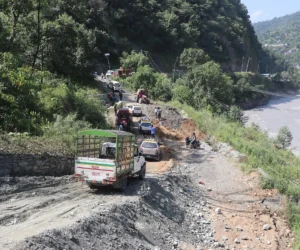 भसभसेमा सडक भासिदा यातायात सञ्चालनमा समस्या