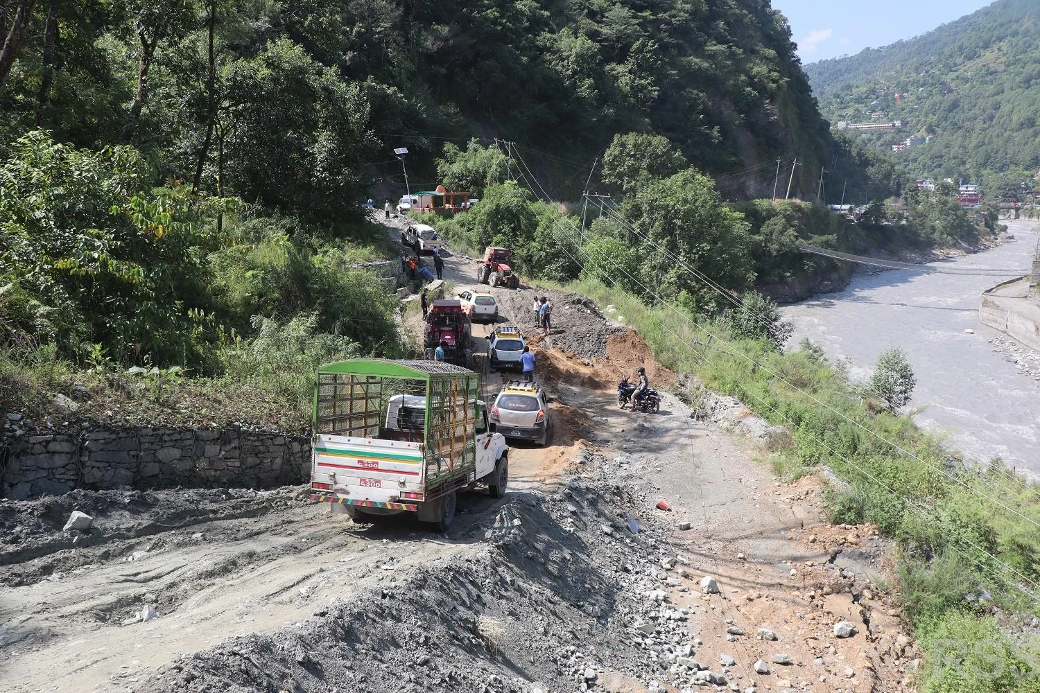 भसभसेमा सडक भासिदा यातायात सञ्चालनमा समस्या