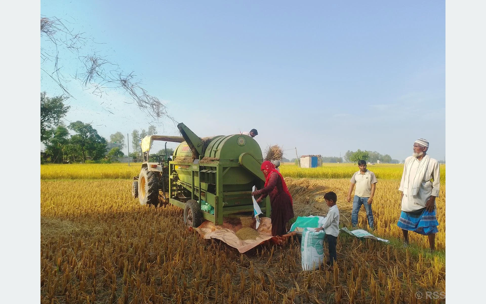 ‘थ्रेसर मेसिन’सञ्चालन गरेर गाउँमै स्वरोजगार