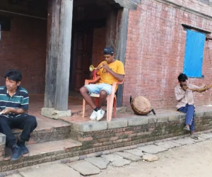 लमजुङ कालिका मन्दिरमा नगरा बजाउँदै परियार समुदाय