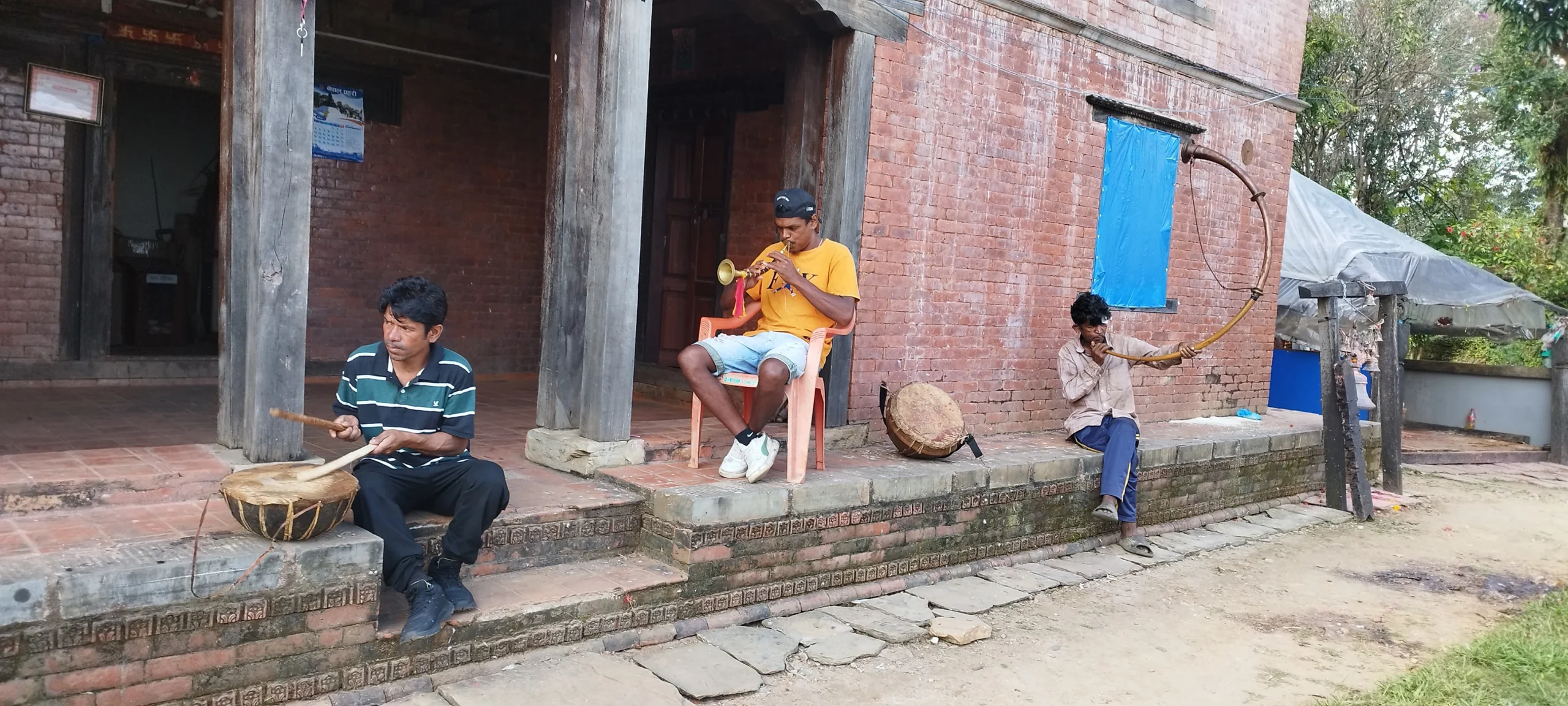 लमजुङ कालिका मन्दिरमा नगरा बजाउँदै परियार समुदाय