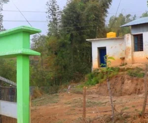विद्यालयको सुरक्षा गर्न खैराङका सामुदायिक विद्यालयमा ‘घेराबारा’
