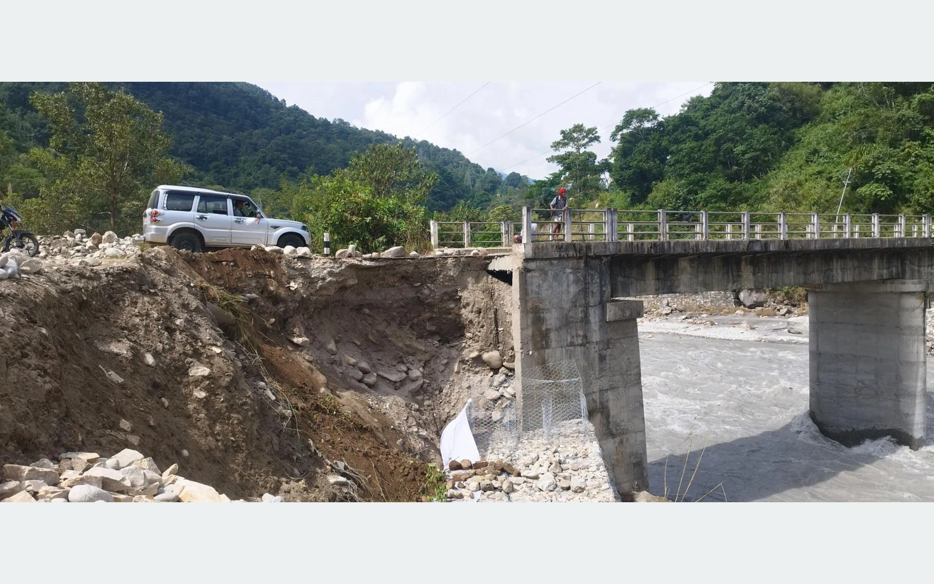 पोखरेबगर पुलको पहुँचमार्ग जोडियो, हलुका सवारीसाधन चल्न थाले