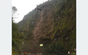 कोरला नाका जोड्ने सडक खुलाउन ड्रोनबाट इन्धन ढुवानी गरिँदै