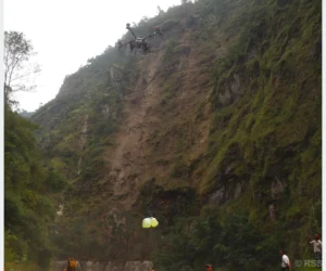 कोरला नाका जोड्ने सडक खुलाउन ड्रोनबाट इन्धन ढुवानी गरिँदै