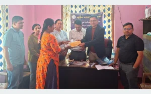 बाढी प्रभावित राष्ट्रसेवक कर्मचारीका परिवारलाई नगद राहत