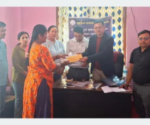 बाढी प्रभावित राष्ट्रसेवक कर्मचारीका परिवारलाई नगद राहत