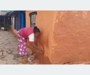 दसैँको रौनकसँगै हराउँदै रातो माटो र कमेरोको संस्कृति
