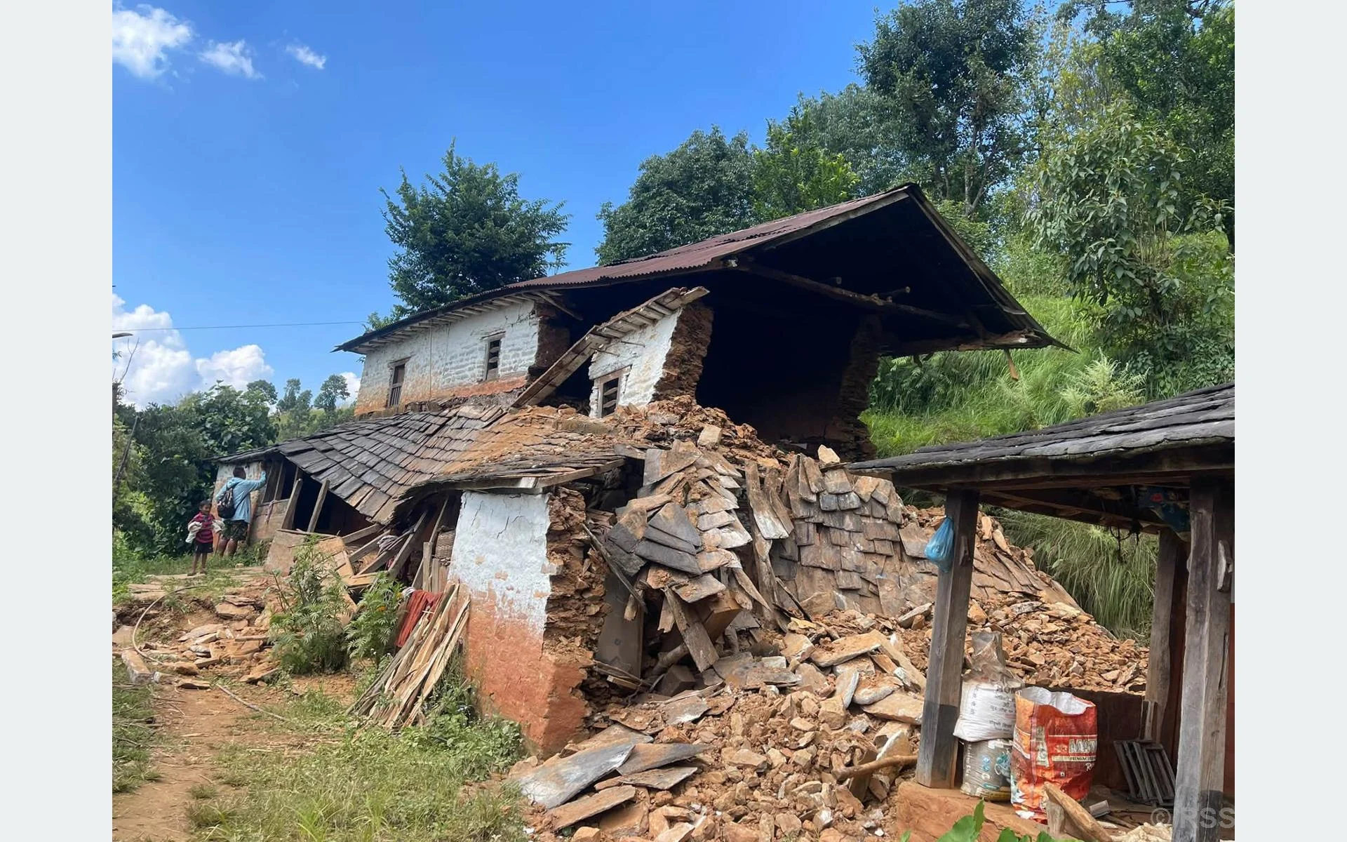पर्वतमा बाढीपहिरोबाट तीन सय परिवार विस्थापित