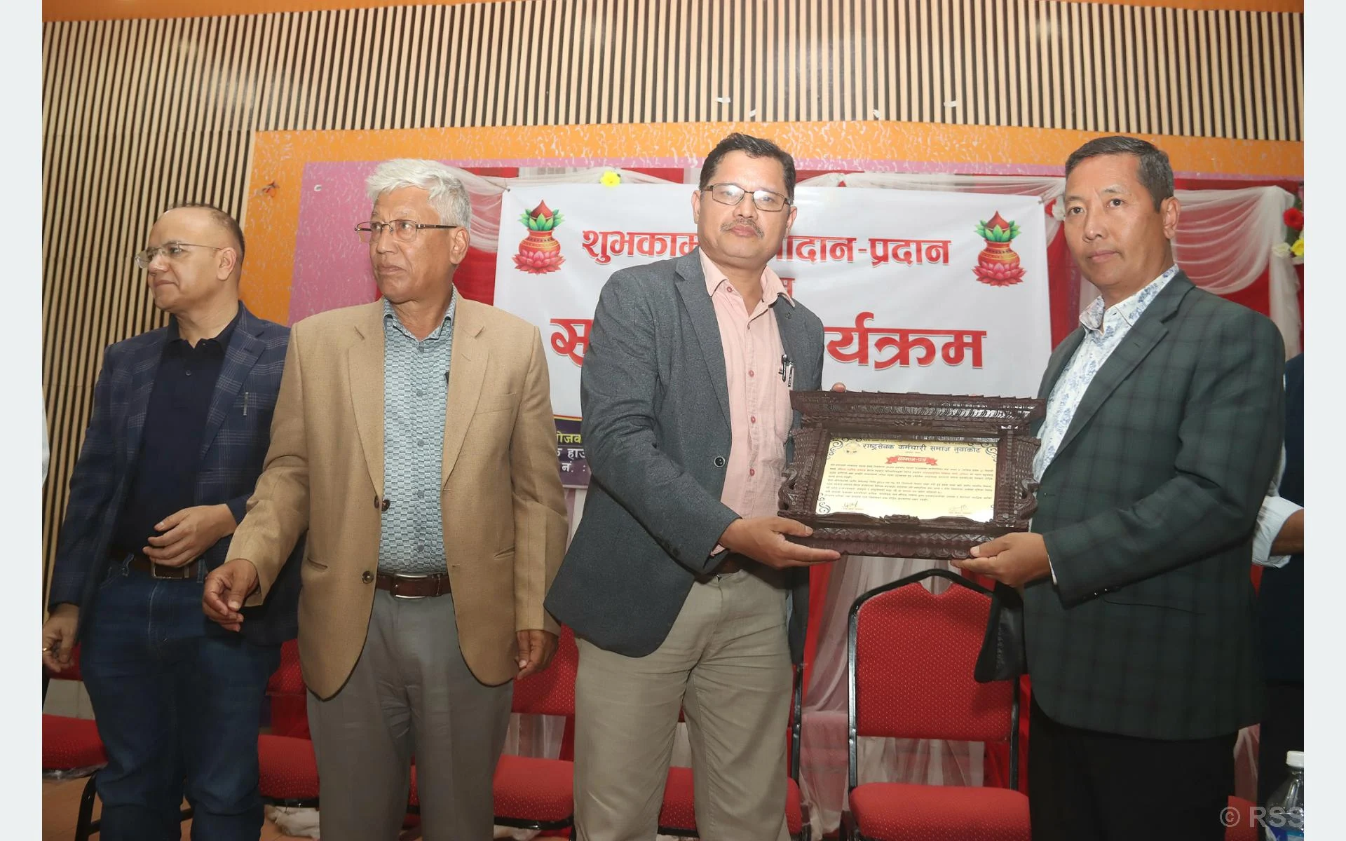राष्ट्रसेवक कर्मचारी समाजबाट वाणिज्य सचिव तामाङ सम्मानित