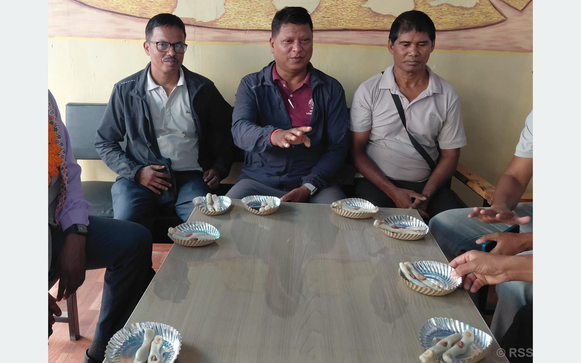 थारू परिकारलाई ‘बजारीकरण’ गरिँदै