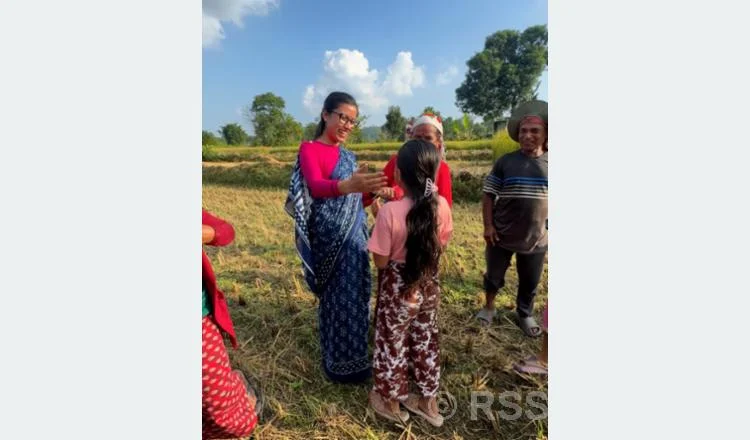 पर्वमा जनतासँग मन्त्री गौतम