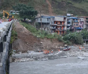 बाढीले पुलमा क्षति पुर्याएपछि यातायात ठप्प, पर्यटन र व्यापारमा असर
