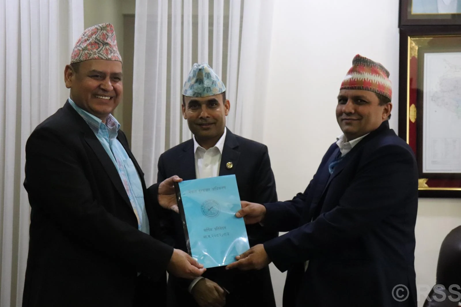 दूरसञ्चार प्राधिकरणको वार्षिक प्रतिवेदन सञ्चारमन्त्रीलाई हस्तान्तरण