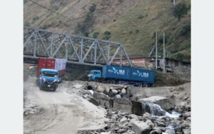 तातोपानी नाका नियमित सञ्चालनको माग, दुई दिनमा जम्मा १० कन्टेनर नेपाल भित्रिए