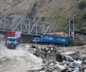 तातोपानी नाका नियमित सञ्चालनको माग, दुई दिनमा जम्मा १० कन्टेनर नेपाल भित्रिए
