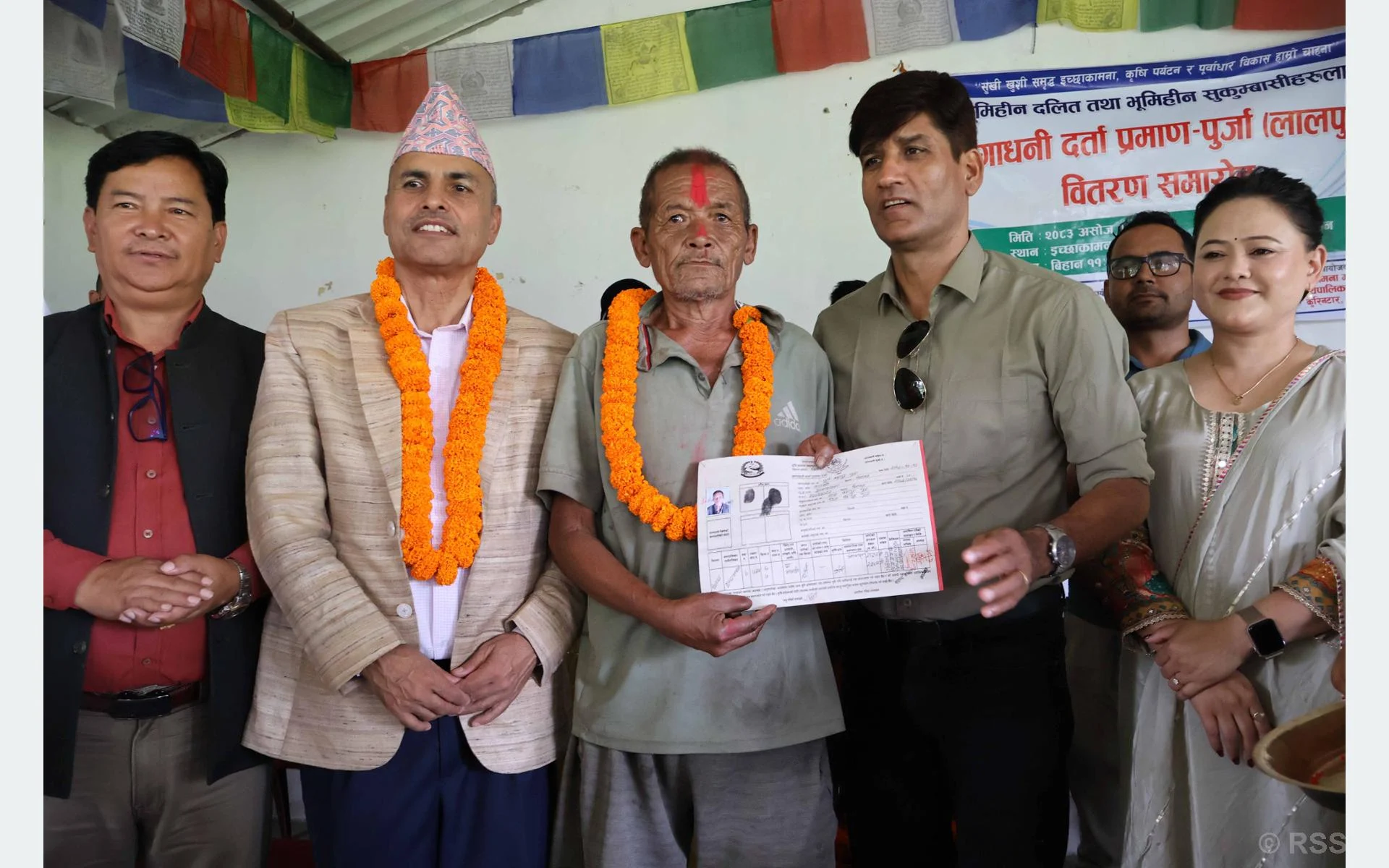 आलेखः दसैँको उपहारः भूमिहीनलाई जग्गाधनी प्रमाणपुर्जा