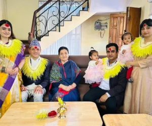 पूर्वराष्ट्रपति भण्डारीद्वारा छोरी-ज्वाईँ र सर्वसाधारणलाई टीका प्रदान