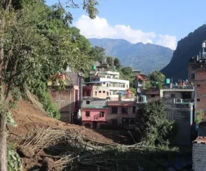 पहिरोले बेनी बजारका १२ घरमा क्षति