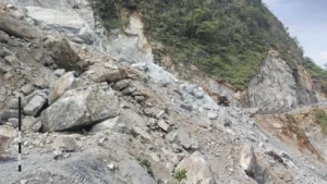 पहिरोले अवरुद्ध चेपाङ मार्ग आंशिक सञ्चालन