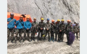 आलेख : बाढीमा हराएकाहरुको जीवन खोज्ने जवान