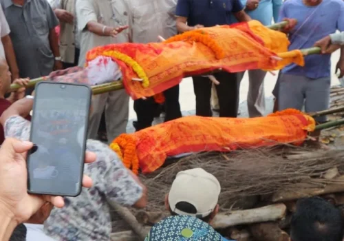 एक महिना मोबाइलको घण्टी कुरे, अन्ततः घाटमा पुग्यो खड्का दम्पतीको यात्रा