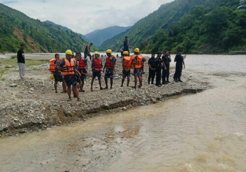 कुकुरलाई बचाउन खोज्दा नदीले बगाएर  बेपत्ता