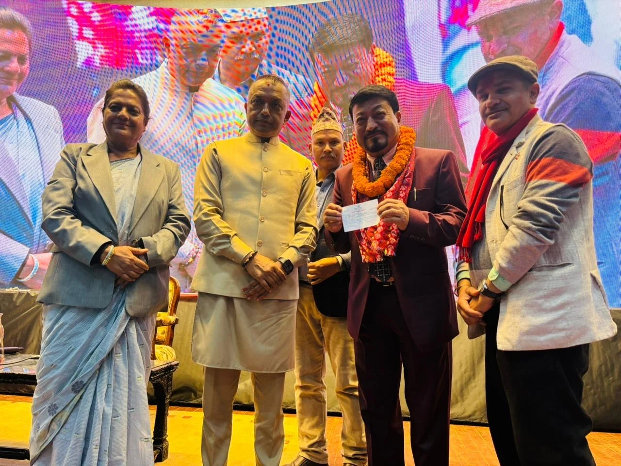 एमाले परित्याग गर्दै पूर्व मन्न्त्री रामबिर मानन्धर कांग्रेस प्रवेश, सभापति गगन थापाद्वारा सदस्यता प्रदान