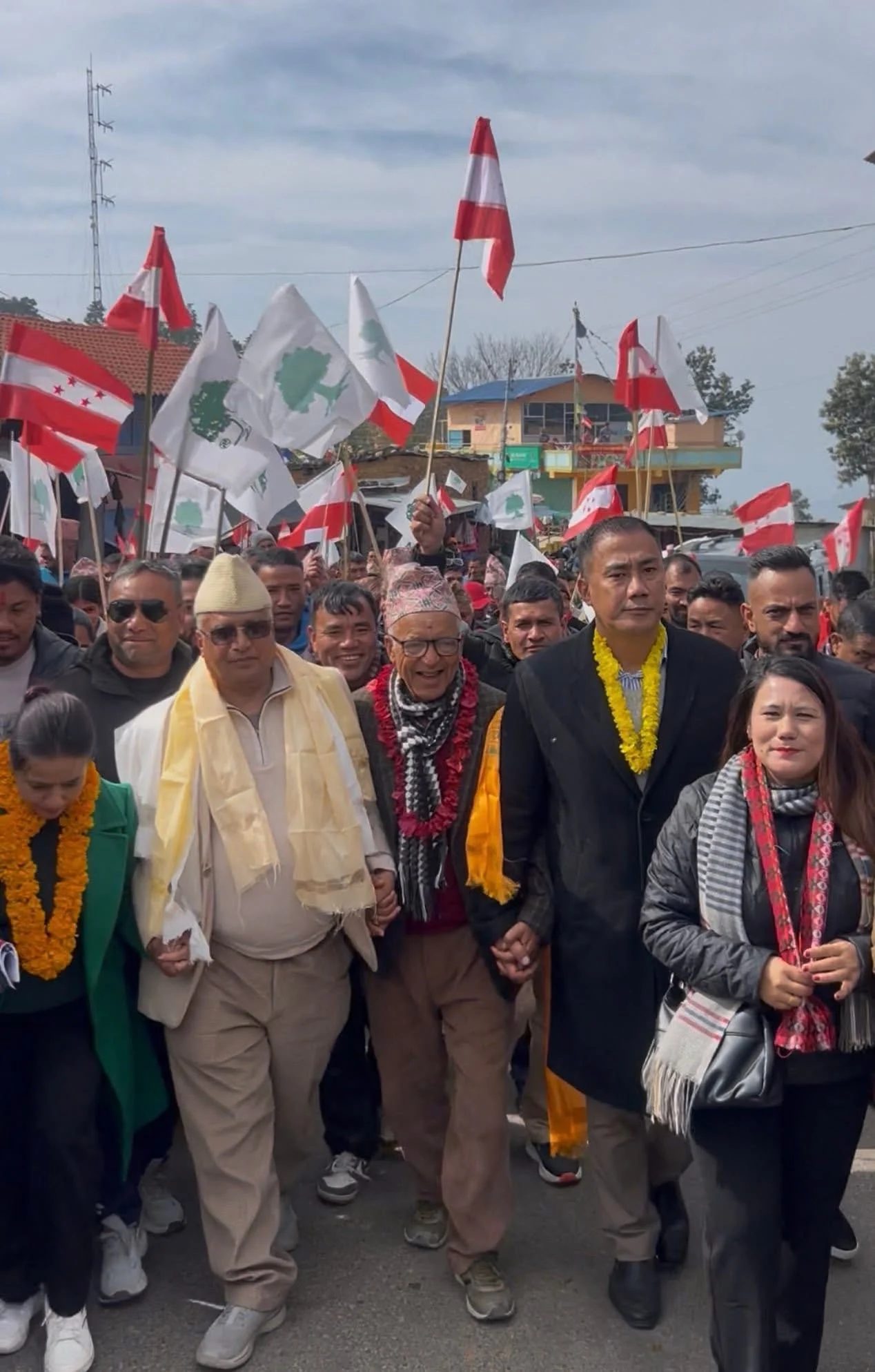 कांग्रेसका मधु आचार्यको चुनावी अभियान तिब्र, गाउँ–गाउँ पुगे नेताहरु